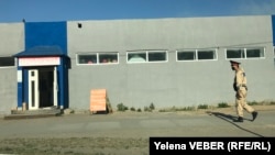 Полицейский идет по улице города Темиртау, 29 мая 2020 года.