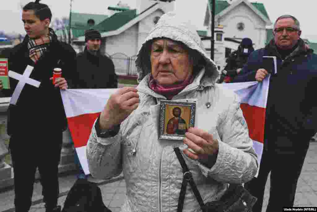 Малітвы ладзяць у сувязі са зносам крыжоў у Курапатах. Некаторыя прысутныя выказвалі абурэньне або шкадаваньне з гэтай нагоды