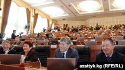 Бешинчи чакырылыштагы Жогорку Кеңештин биринчи жыйыны, Алдыда А.Атамбаев жана И.Исаков (КСДП фракциясы), 10-ноябрь.