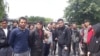 Migranti ispred napuštenih objekata firme Krajinametal