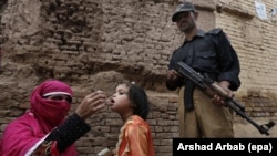 دا په داسې حال کې ده په خيبر پښتونخوا کې د پوليو ناروغۍ ضد کمپاين دوام لري.ارشیف-انځور