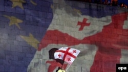 საქართველოს და ევროკავშირის დროშები თბილისში, ევროკავშირთან ასოცირების ხელშეკრულების ხელმოწერის საზეიმო ღონისძიებისას, 27 ივნისი, 2014 წელი