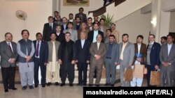 کوټه: د سیستان بلوچستان ګورنر علي اصغر شکاري د بلوچستان له اعلا وزیر ثناوالله زهري او نورو صوبايي وزیرانو او چارواکو سره.
