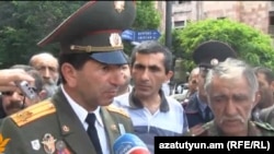 Հայաստան - Պահեստազորի գնդապետ Վոլոդյա Ավետիսյանը (ձախից) և ղարաբաղյան պատերազմի այլ վետերաններ բողոքի ակցիա են անցկացնում Երևանում, արխիվ, 13-ը մայիսի, 2013թ․