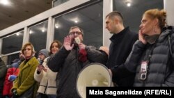 საზოგადოებრივ მაუწყებელთან შეკრებილი ხალხის უწყეტ ეთერს მოითხოვენ