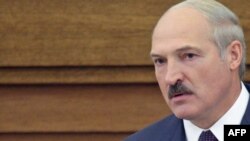 Белорус президенти Александр Лукашенко Минскиге "Бакиевдин өзү, беш жашар баласы, тогуз жашар кызы жана аялы келгенин" ырастады.