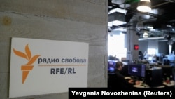 Serviciul rus al RFE/RL, cel al Voice of America (VOA) și Current Time, rețeaua de știri în limba rusă condusă de RFE/RL în cooperare cu VOA se află pe lista „agenților străini” întocmită de Kremlin.