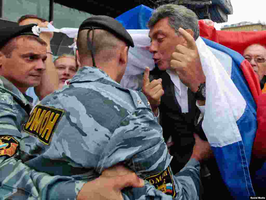 Немцов в сблъсък с полицията на опозиционен митинг в Москва през 2010 г.