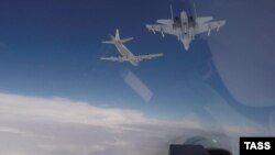 Російські Су-27 супроводжують американський бомбардувальник B-52H. Ілюстраційне фото