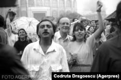 Manifestanți în Piața Universității