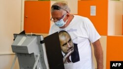 Избирател с тениска на бившия премиер и лидер на ГЕРБ Бойко Борисов
