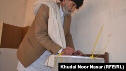 کوټه کې یو ځايي کس د رای ورکولو پر مهال