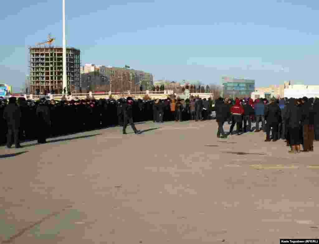Противостояние жителей Актау с полицией возле центральной площади города. 18 декабря