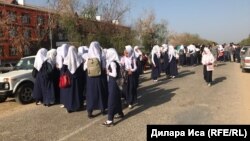 Ученицы школы в селе Фердауси, Туркестанская область. 5 сентября 2018 года.