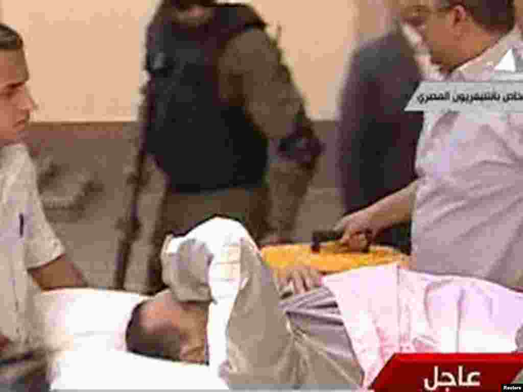 Mubarak məhkəməyə xəstəxana çarpayısında çıxarlır, dəmir barmaqlıq arxasında ifadə verir. 5 sentyabr 2011