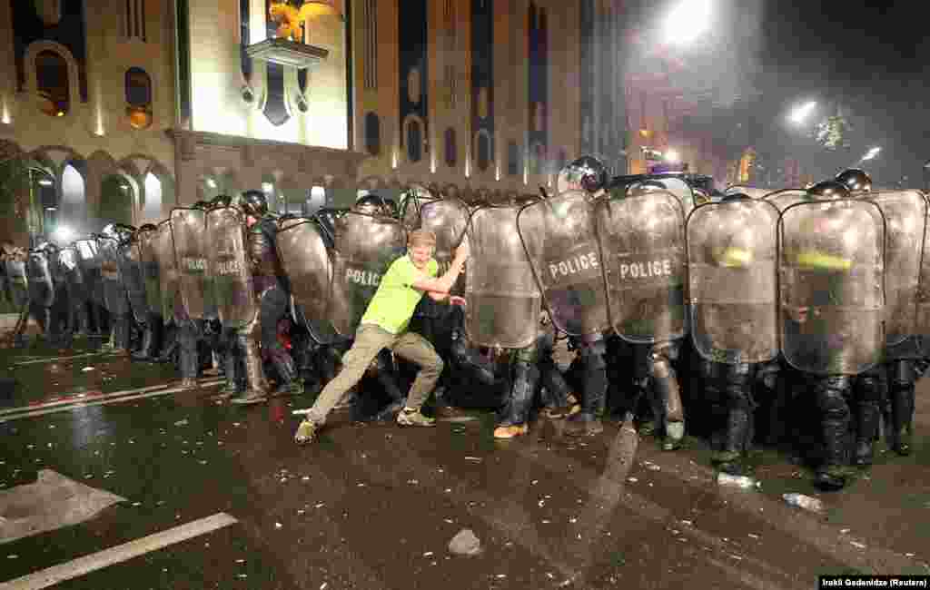 Demonstrant gura policijski kordon. U videu kojeg je podijelio bivši predsjednik Gruzije Mikheil Saakashvili, čini se da je jedan demonstrant pogođen projektilom dok se suprotstavljao policijskim redovima snagama. 