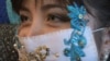 Модель демонстрирует новый дизайн противовирусных масок. Семей, август 2009 года.