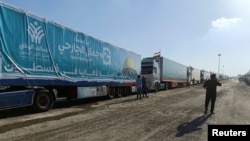 TIR-uri cu ajutoare umanitare de la ONG-uri egiptene pentru palestinieni așteaptă redeschiderea punctului de trecere Rafah din partea egipteană pentru a intra în Gaza, 19 octombrie 2023.