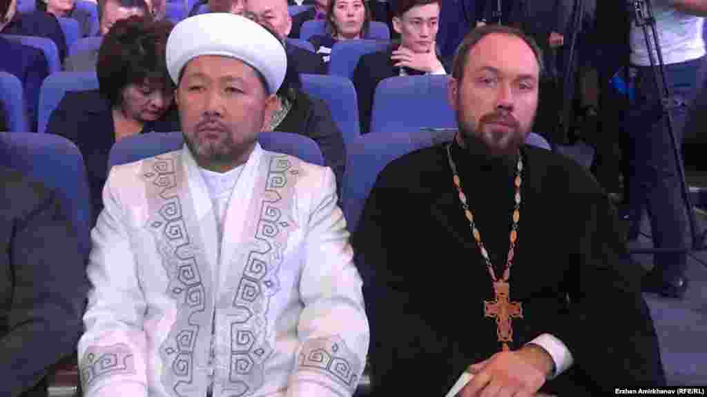 В отчетной встрече акима Астаны с населением участвовали и представители духовенства. 
