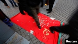 Demonstranti gaze zastavu SSSR