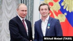 Президент РФ Владимир Путин и художественный руководитель Московского губернского театра актер Сергей Безруков, награжденный орденом Дружбы, на церемонии вручения государственных наград в Кремле, 19 июля 2022 года