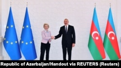 Եվրահանձնաժողովի նախագահ Ուրսուլա ֆոն դեր Լայենը և Ադրբեջանի նախագահ Իլհամ Ալիևը էներգետիկ համաձայնագիրը կնքելուց հետո, Բաքու, 19-ը հուլիսի, 2022թ.