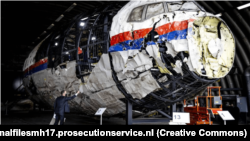 Реконструирани отломки от малайзийския боинг от полет MH17 в хангар на военна база в Нидерландия.