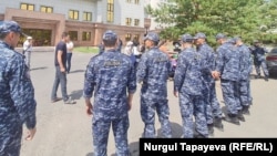 Полиция блокирует путь к Акорду протестующим. Нур-Султан, 13 июля 2022 года