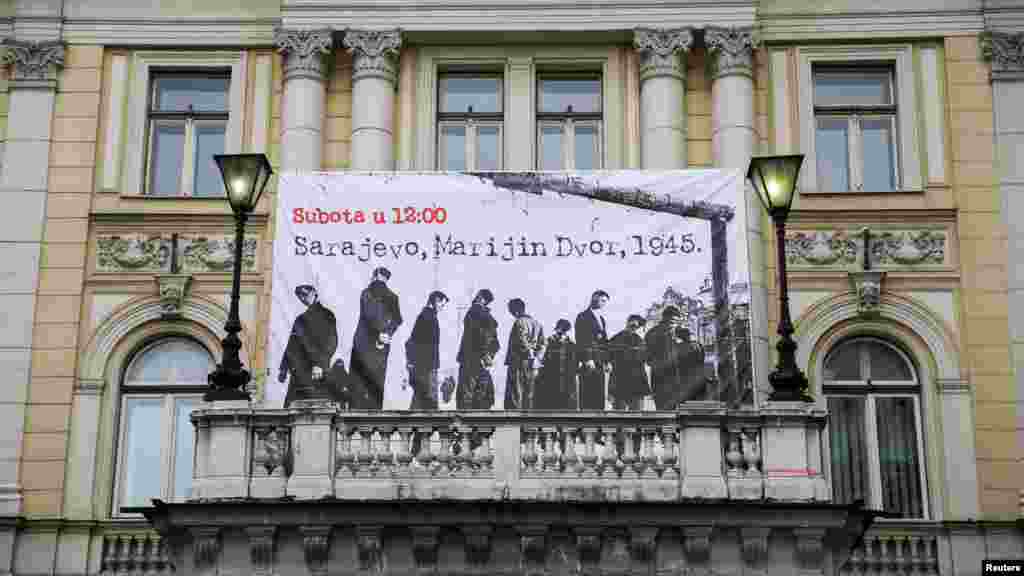 Fotografije antifašista koje je na Marijin Dvoru smaknuo režim NDH u Sarajevu 1945. godine postavljene su i iznad Vječne vatre, simbola antifašističkog otpora u Sarajevu.