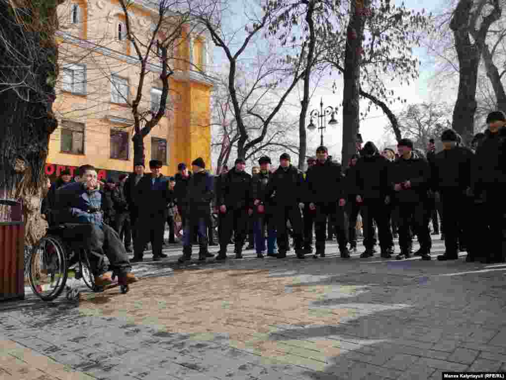 Нур-Султандагы Республика проспектисиндеги “Жаштар” сарайынын жанында полициянын автобустары турат жана жарандык кийимчен кишилер жүрөт. Имаратка кирүүчү жол жабылды, жанындагы соода түйүндөр жана финансы уюмдары иштеген жок.