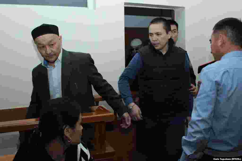 В последние годы наш корреспондент писал о преследованиях оппозиционно настроенных активистов, ходил на судебные процессы. В 2018 году он отслеживал суд по делу о пропаганде терроризма и призывах к «вооруженному джихаду». Обвиняемых, Алмата Жумагулова и Кенжебека Абишева, правозащитники признали политическими заключенными.