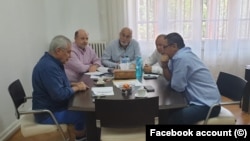 Călin Popescu Tăriceanu, fără șosete, negociază cu Victor Ponta o alianță. 