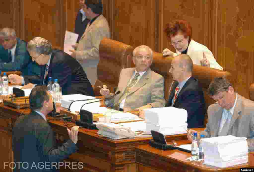Legislatura 2004-2008 Camera Deputaților - președinte- Adrian Năstase (PSD), urmat de Bogdan Olteanu (PNL). Senat: președinte - Nicolae Văcăroiu (PSD), apoi Doru Ioan Tărăcilă (PSD) . În imagine, Nicolae Văcăroiu (stg) și Bogdan Olteanu (dr) în timpul unor dezbateri în Parlament, în 2005.