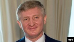 У пресслужбі Ахметова зауважили, що протягом понад 20 років його фінансово-промислова група SCM будує свій бізнес «не на домовленостях із президентами й урядами», а завдяки «системній та ефективній роботі»