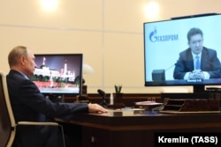 Vladimir Putin într-una din conferințele online cu șeful Gazprom
