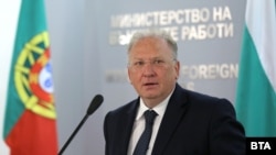 Министърът на външните работи в служебното правителство Светлан Стоев определи случая с отклонения от Беларус полет и задържането на журналист като "въздушно пиратство"