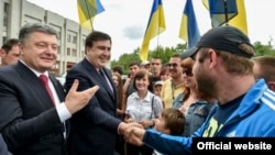 Президент Петро Порошенко Михаил Саакашвилини губернатор катары одессалыктарга тааныштырууда. Одесса, 30-май, 2015-жыл. 
