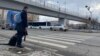 Silviu Roșu este unul dintre puținii nevăzători din România care beneficiază de un câine ghid. Cei mai mulți îndrăznesc rar să iasă singuri pe stradă
