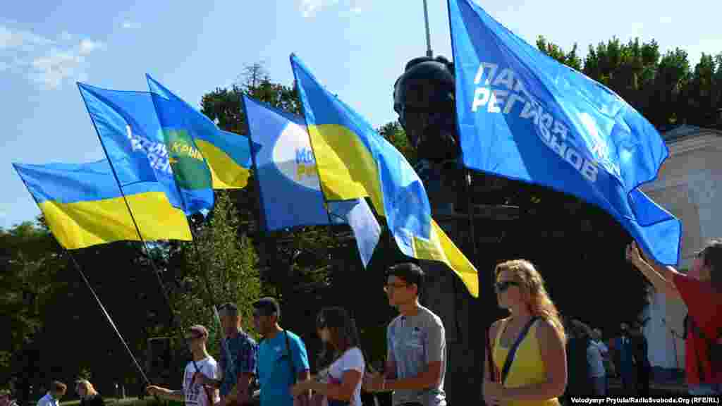 Флаги «Партии регионов» во время чествования украинского флага, 23 августа 2013 года 
