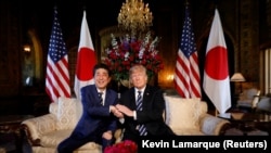 Синзо Абэ менен Дональд Трамп Флоридада кездешкен учур. 17-апрель, 2018-жыл.
