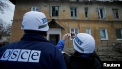 ЕККУнун байкоочулары Донецк шаарында жардыруудан кийинки текшерүүдө, 27.11.2014