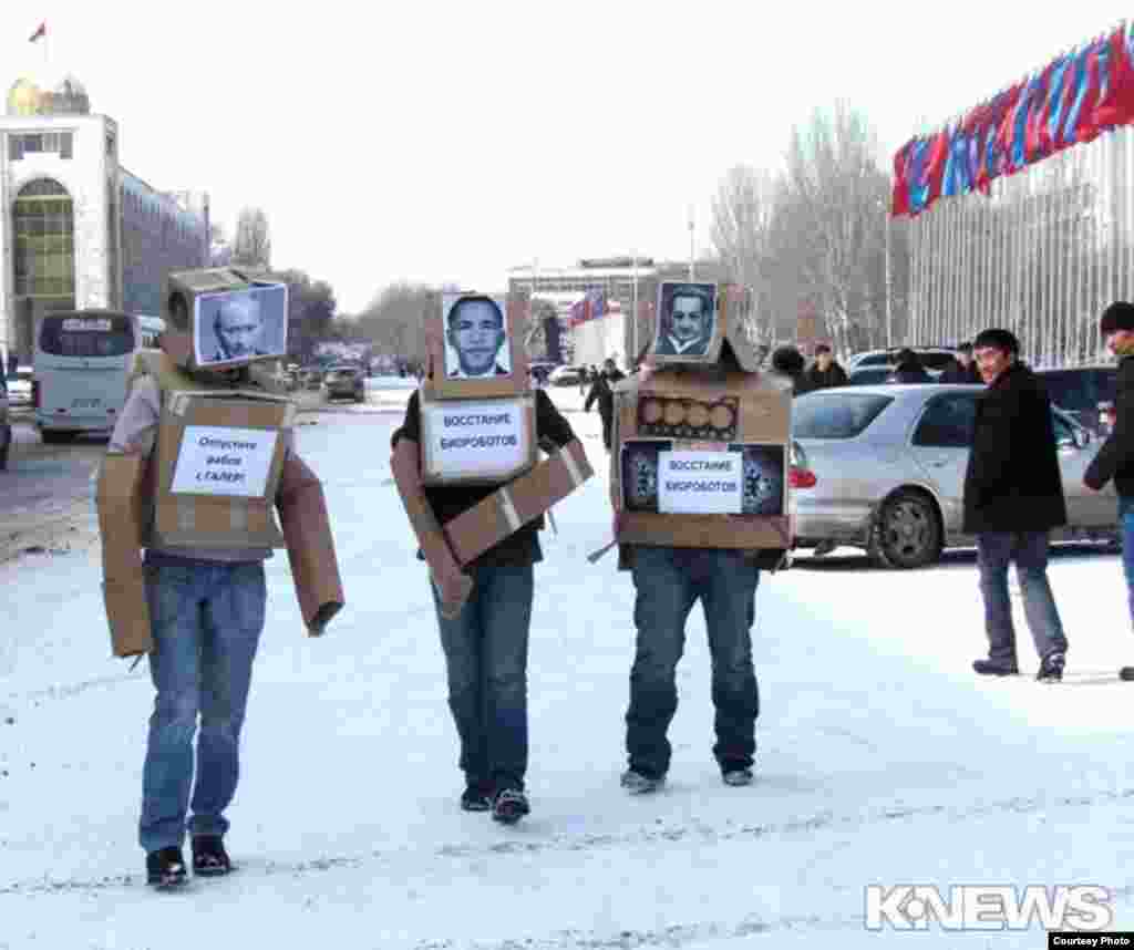 Антипутинский пикет кыргызских блоггеров.