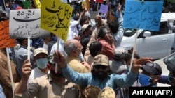 د ټول پاکستان کلرکانو ټولنې غړي په سږني یجټ کې د دوی تنخاګانو نه زیاتولو پر سر د سرکار خلاف راوتلي دي. ۲۰۲۰ ز کال، ۱۵ جون