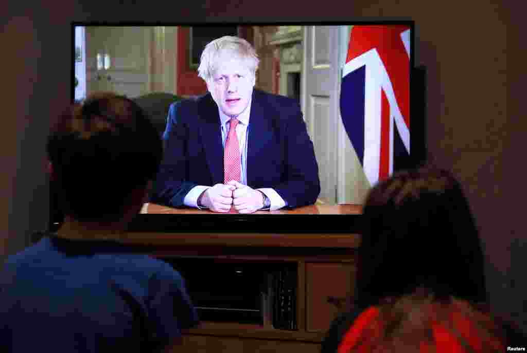 Premierul britanic Boris Johnson îi anunța pe britanici acum un an că și-ar dori ca abordarea împotriva pandemiei să fie cea a &quot;imunizării de turmă&quot;. Marea Britanie avea să piardă multe vieți&nbsp; din cauza restricțiilor impuse cu întârziere.&nbsp;