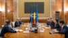 Întâlnire între o delegație guvernamentală condusă de premierul Marcel Ciolacu (al treilea din dreapta) și conducerea Liberty Steel Galați, care promitea – în iulie 2024 – că repornește producția de oțel. Nu s-a întâmplat până în prezent.