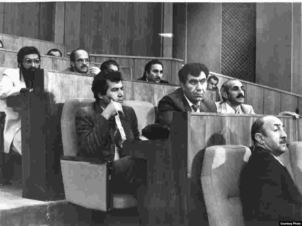 Ali Sovetdə Azərbaycanın müstəqillik haqqında Konstitusiya Aktının müzakirə edildiyi anlar istiqlalçı deputatların intizarı, oktyabr 1991