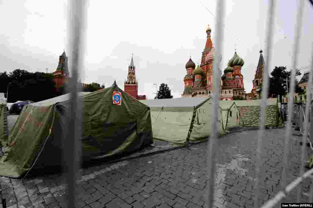 Праздник Москвы в "день тишины". Самое закрытое место – Красная площадь. Там был дан старт празднования Дня города, на котором был замечен и исполняющий обязанности мэра Москвы, кандадат в мэры Сергей Собянин