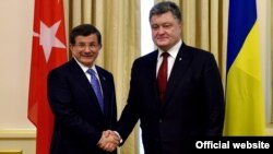 Президент України Петро Порошенко (праворуч) та прем’єр-міністр Туреччини Ахмет Давутоглу під час зустрічі у Києві. 15 лютого 2016 року