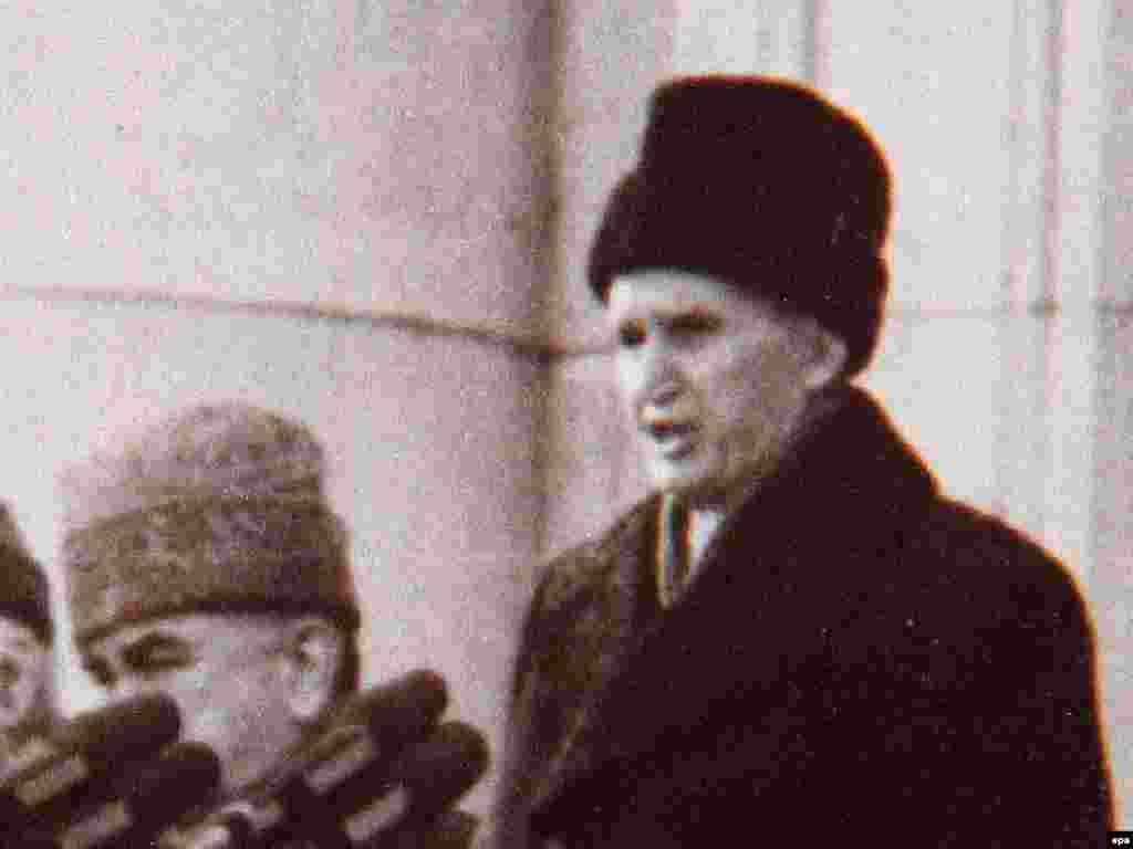 Rumıniyanın kommunist diktatoru Nicolae Ceausescu (sağda) sonuncu dəfə ictimaiyyət qarşısında çıxış edir, 21 dekabr 1989