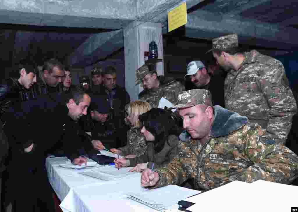 Эрменазул халкъияб бо. Рагъулаб ретIел ва ярагъ бикьи. Ереван, 2-билеб апрель. 